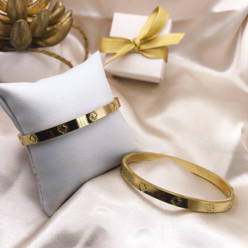 BRACELETE COM TREVO CRAVADO LISO