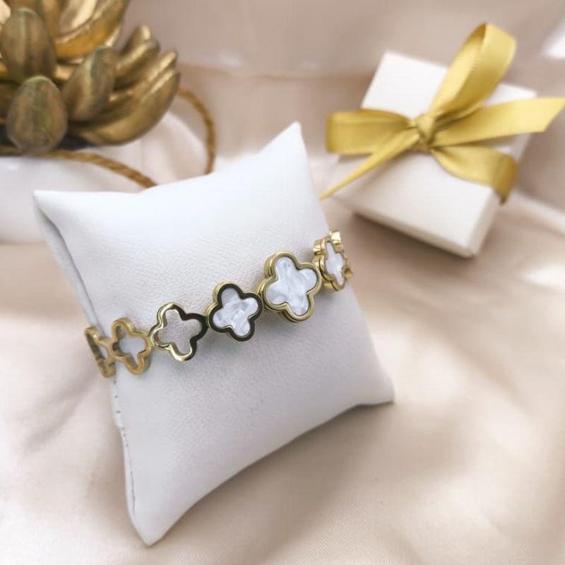 BRACELETE COM TREVO VAZADOS 3 BRANCO NO MEIO