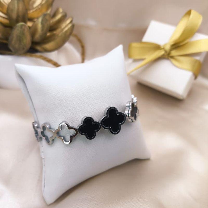 BRACELETE COM TREVO VAZADOS 3 PRETO NO MEIO