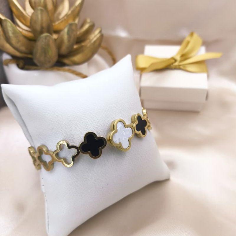 BRACELETE EM AÇO COM TREVO VAZADOS 2 PRETO E 1 BRANCO NO MEIO