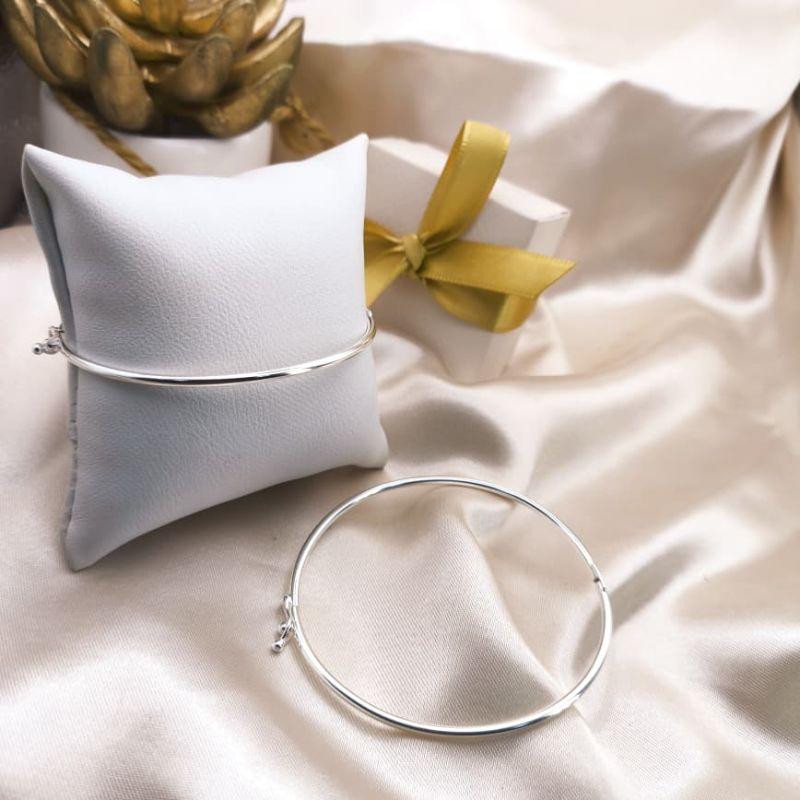 BRACELETE FINO AREDONDADO COM FECHO TRAVA