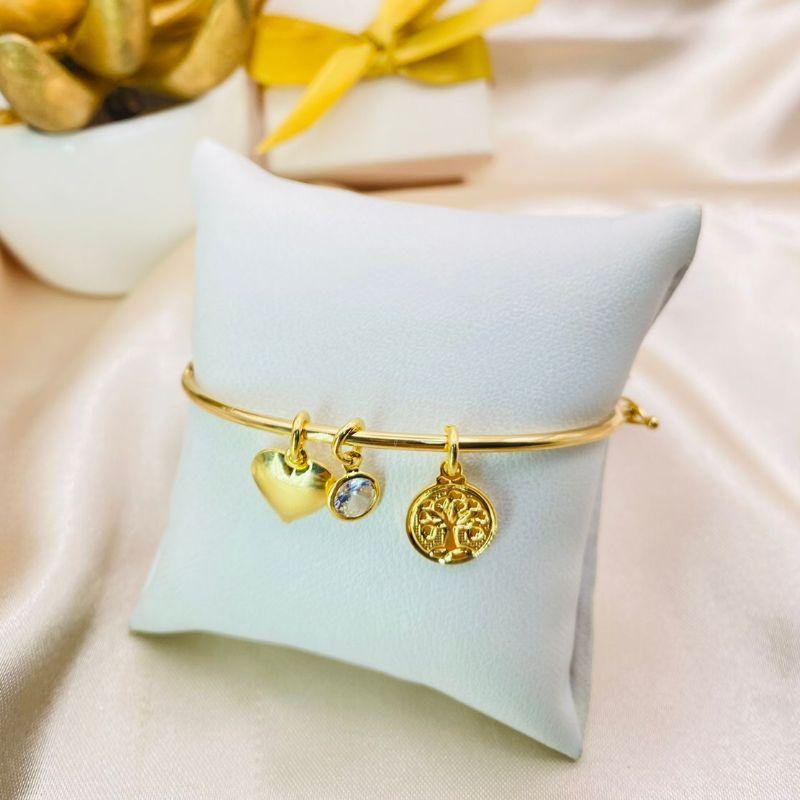 BRACELETE LISO COM 3 PINGENTES CORAÇÃO ARVORE E PONTO DE LUZ