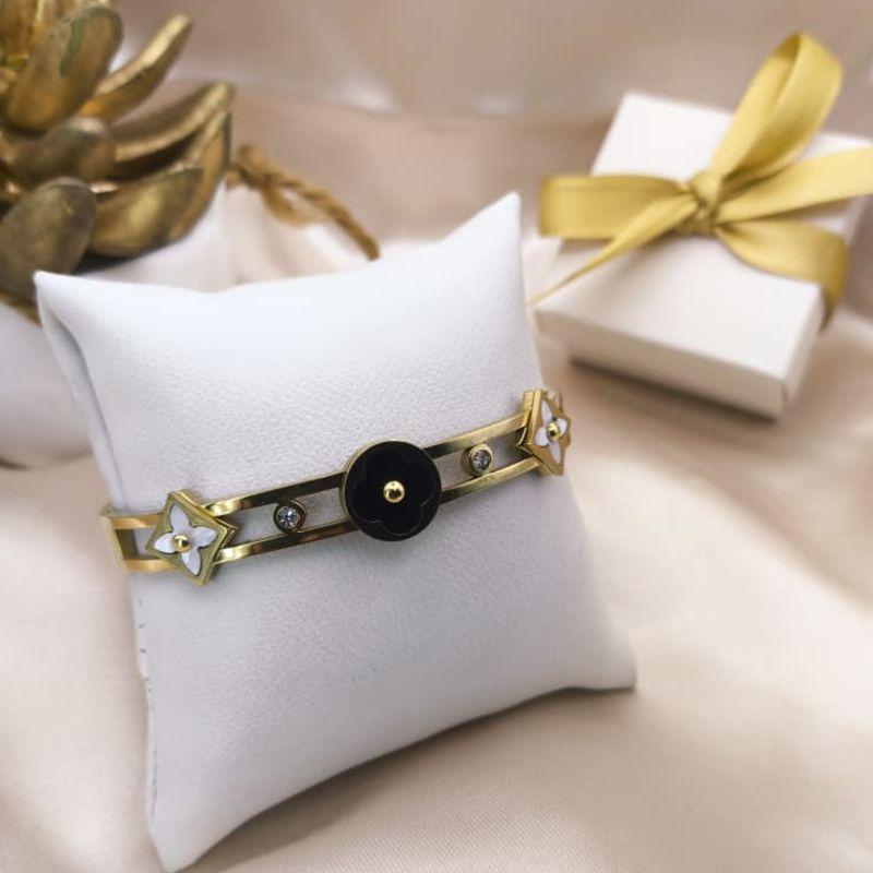 BRACELETE VAZADO COM TREVO PRETO REDONDO E TREVO EM QUADRADO BRANCO COM PONTOS DE LUZ