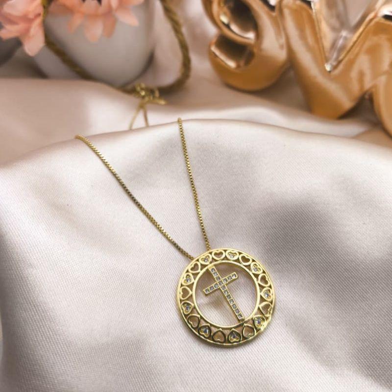 COLAR CIRCULO COM CRUZ NO MEIO E CORAÇÕES AO REDOR CRAVEJADO EM MICRO ZIRCONIA