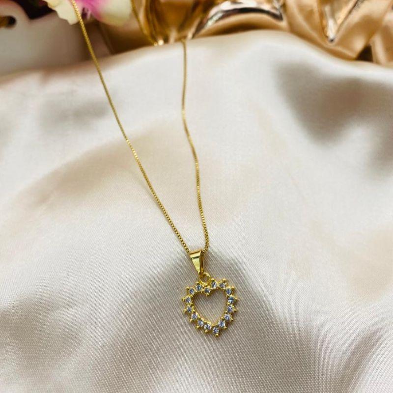 COLAR COM CORAÇÃO VAZADO CRAVEAJDO EM MICRO ZIRCONIA