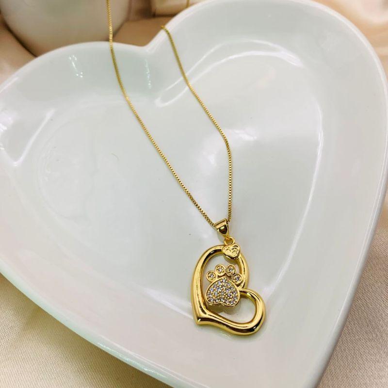 COLAR COM CORAÇÃO VAZADO E PATINHA NO MEIO CRAVEAJDO EM MICRO ZIRCONIA