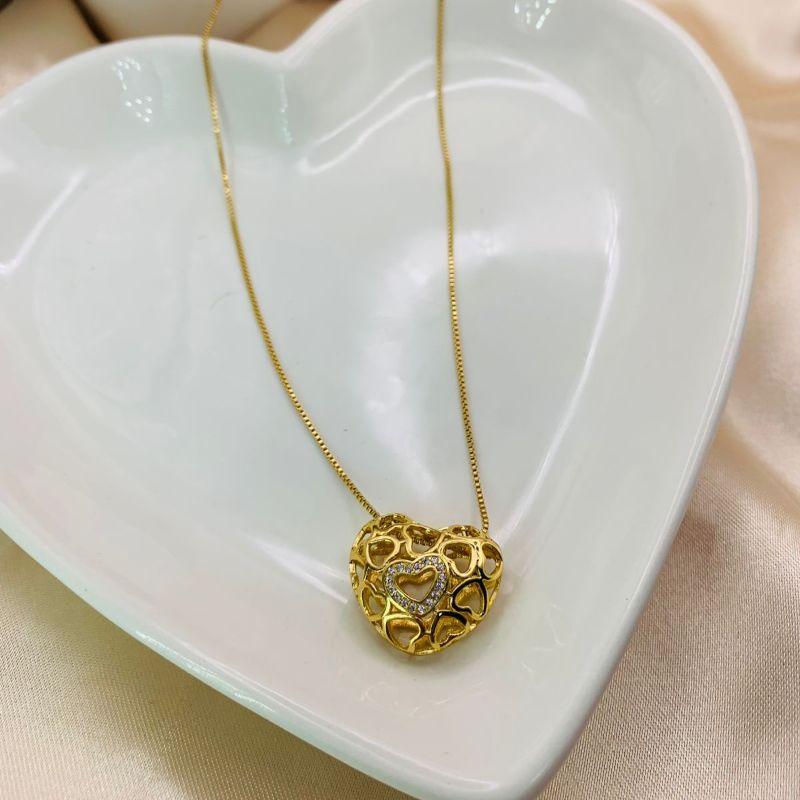 COLAR COM CORAÇÃO VAZADO E VARIOS CORAÇÕES DENTRO E 1 CRAVEAJDO EM MICRO ZIRCONIA