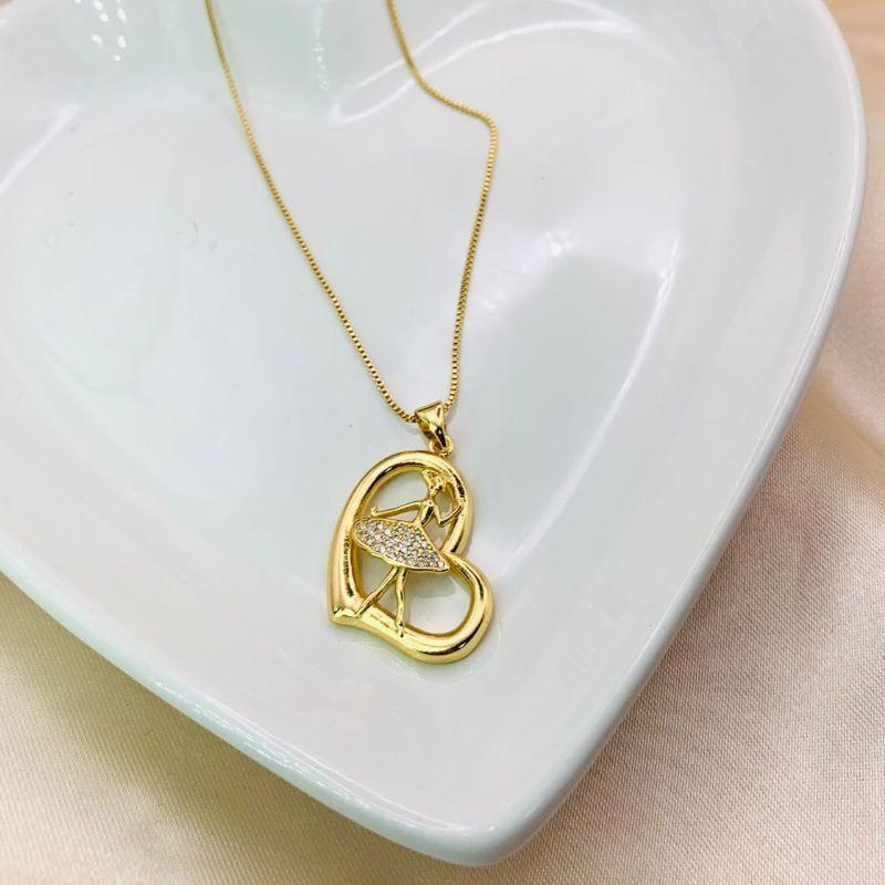 COLAR COM PINGENTE DE CORAÇÃO E BAILARINA NO MEIO CRAVEAJDO EM MICRO ZIRCONIA