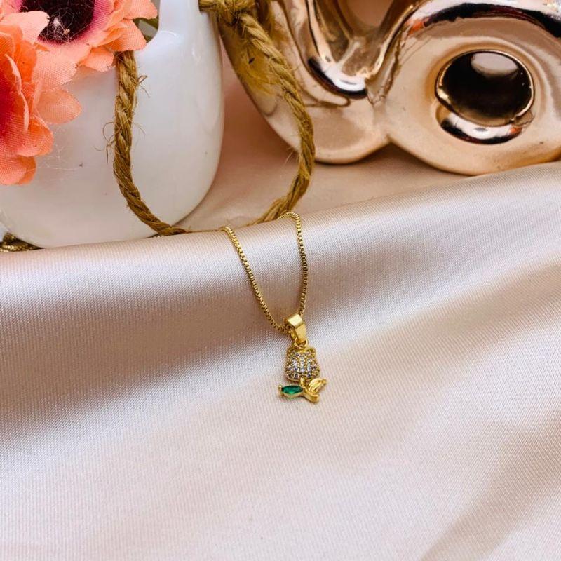 COLAR INFANTIL FLOR CRAVEJADO EM MICRO ZIRCONIA E PEDRA VERDE