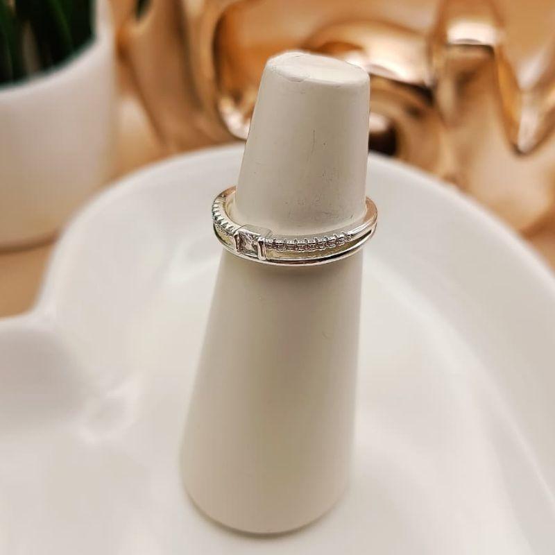 ANEL 2 EM 1 LISO E CRAVEJADO EM MICRO ZIRCONIA COM PEDRA QUADRADA NO CENTRO