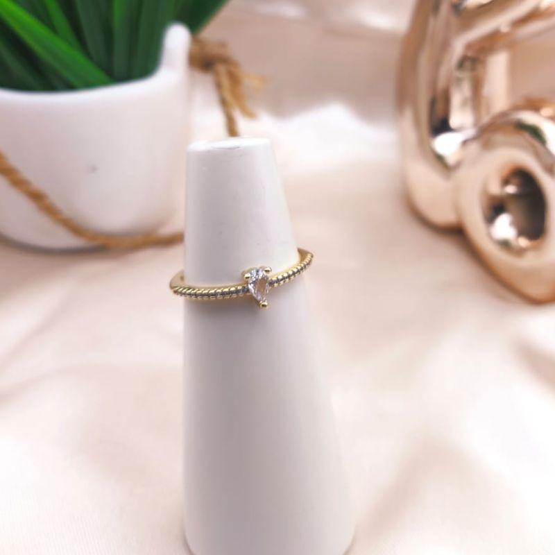 ANEL APADOR FINO COM PEDRA SOLITARIA GOTA CRAVEJADO EM MICRO ZIRCONIA