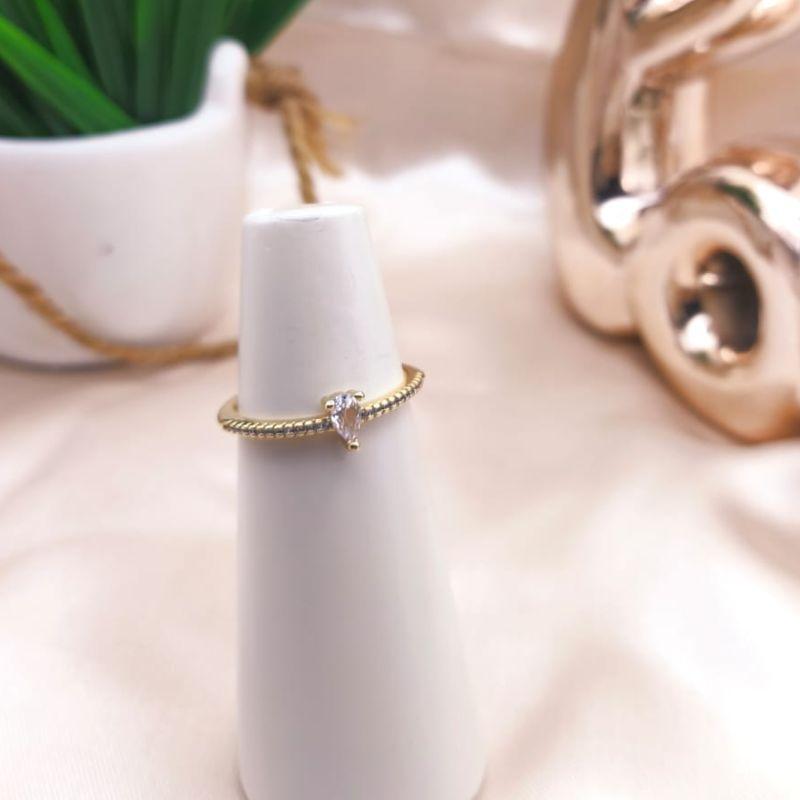 ANEL APADOR FINO COM PEDRA SOLITARIA GOTA CRAVEJADO EM MICRO ZIRCONIA