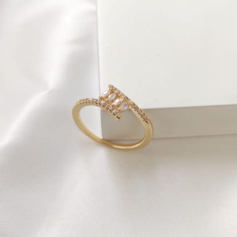 ANEL COM 4 PEDRAS OVAIS CRAVEJADO EM MICRO ZIRCONIA