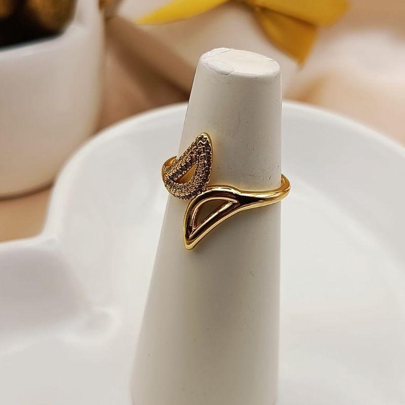 ANEL COM CIRCULO PARTIDO INVERTIDO LISO E CRAVEJADO EM MICRO ZIRCONIA