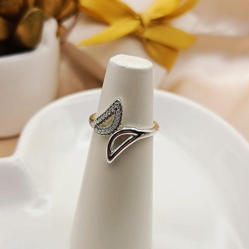 ANEL COM CIRCULO PARTIDO INVERTIDO LISO E CRAVEJADO EM MICRO ZIRCONIA