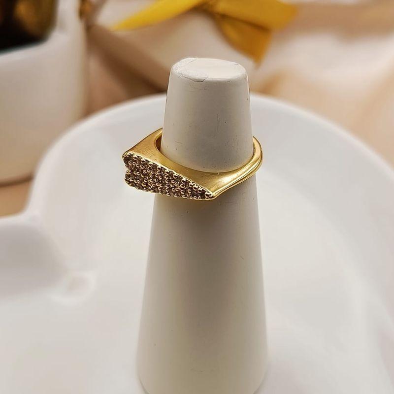 ANEL COM CORAÇÃO DE LADO CRAVEJADO EM MICRO ZIRCONIA