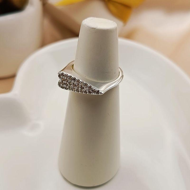 ANEL COM CORAÇÃO DE LADO CRAVEJADO EM MICRO ZIRCONIA