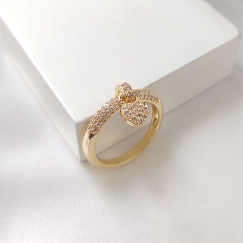 ANEL COM CORAÇÃO PENDURADO CRAVEJADO EM MICRO ZIRCONIA