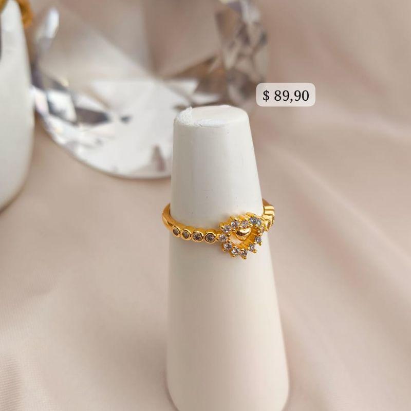 ANEL COM CORAÇÃO VAZADO CRAVEJADO EM MICRO ZIRCONIA AO REDOR E  LISO NO MEIO
