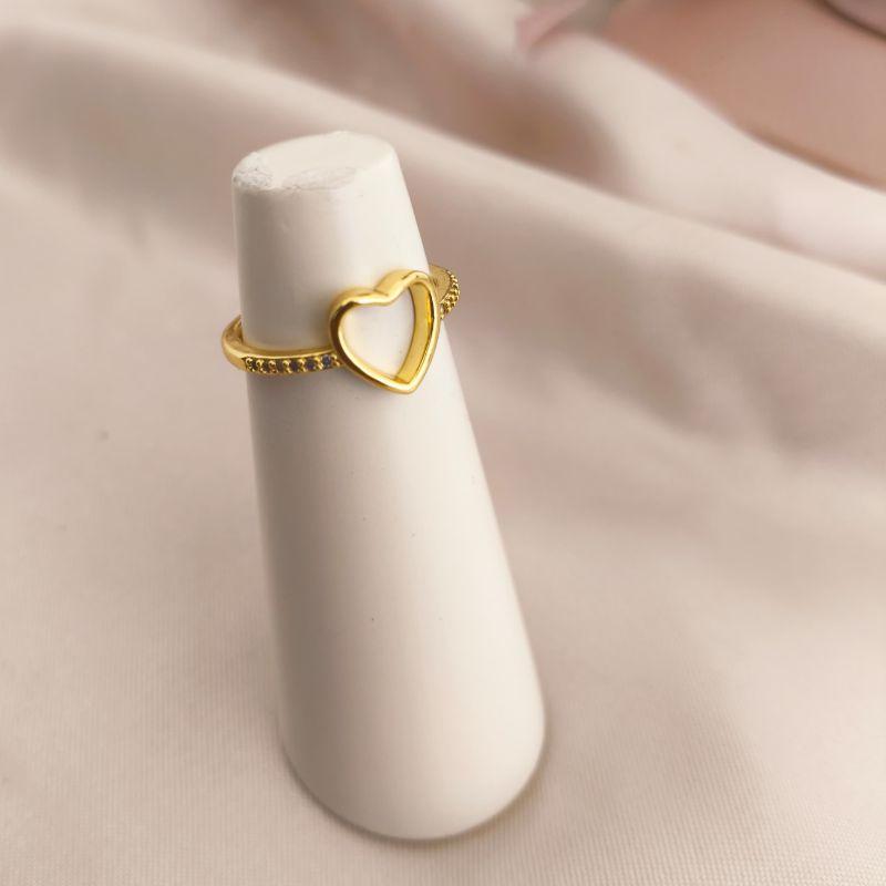 ANEL COM CORAÇÃO VAZADO LISO E CRAVEJADO EM MICRO ZIRCONIA