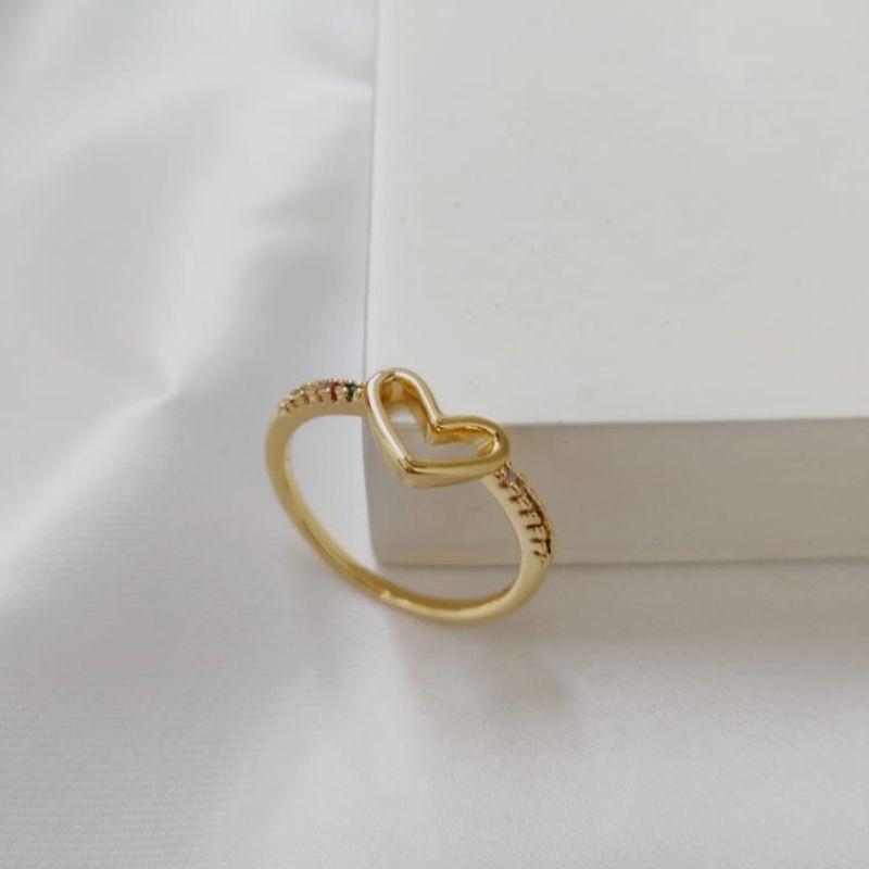 ANEL COM CORAÇÃO VAZADO LISO E CRAVEJADO EM MICRO ZIRCONIA