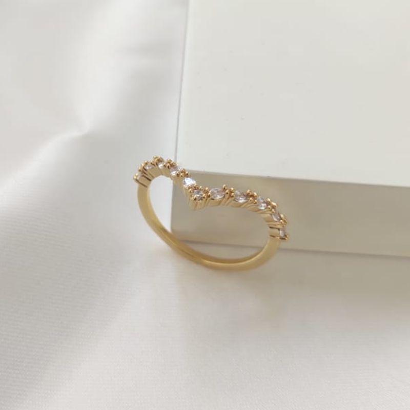 ANEL COM DETALHE PONTUDO E PEDRAS EM MICRO ZIRCONIA