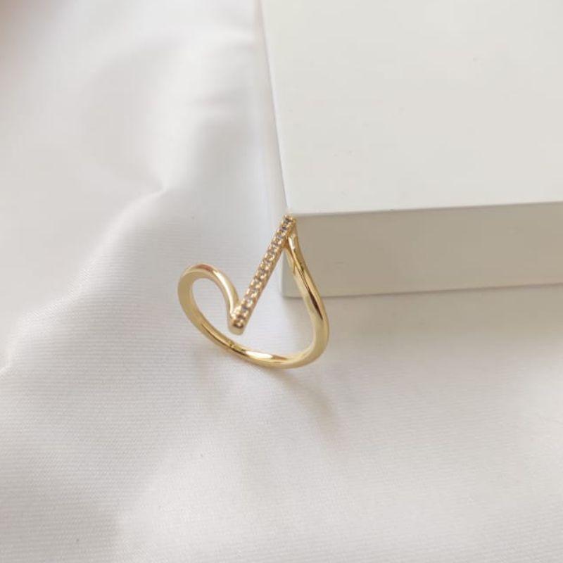 ANEL COM DETALHE RETO CRAVEJADO EM MICRO ZIRCONIA