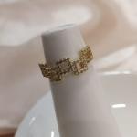 ANEL COM DETALHES QUANDRADO CRAVEJADO E VAZADO