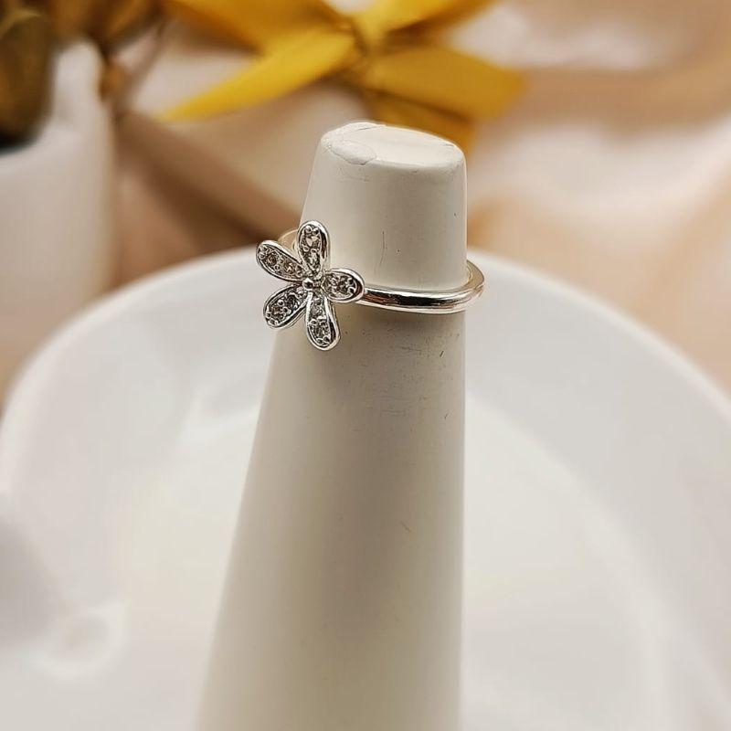 ANEL COM FLOR CRAVEJADO EM MICRO ZIRCONIA