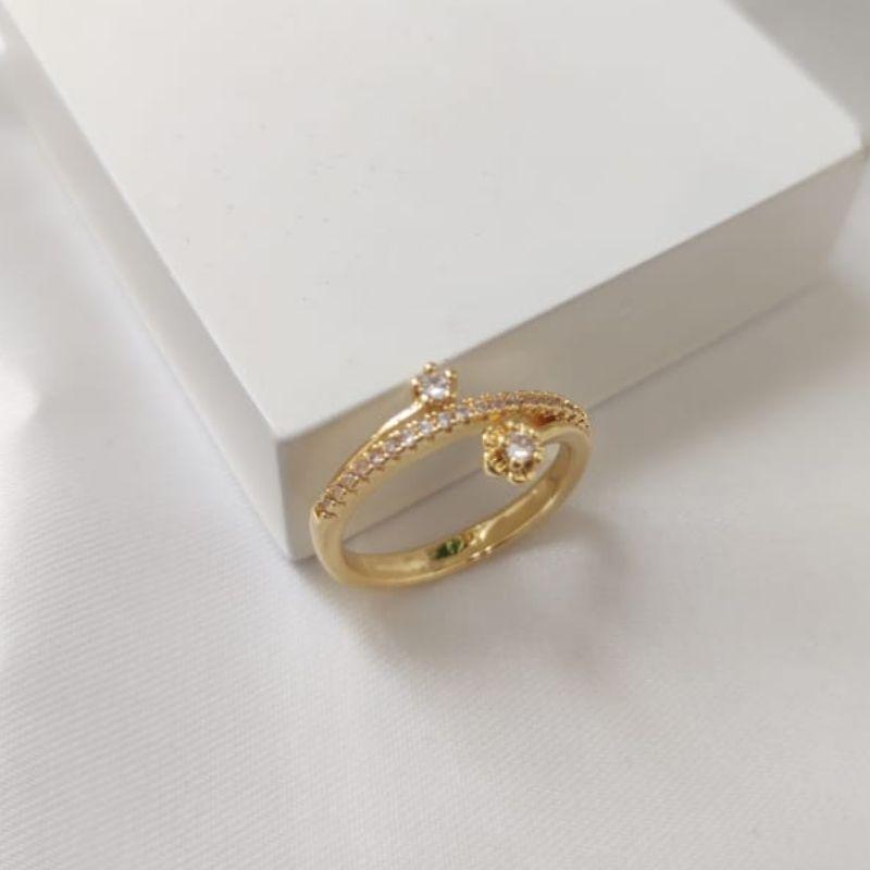 ANEL COM FLOR E PONTO DE LUZ CRAVEJADO EM MICRO ZIRCONIA NO MEIO