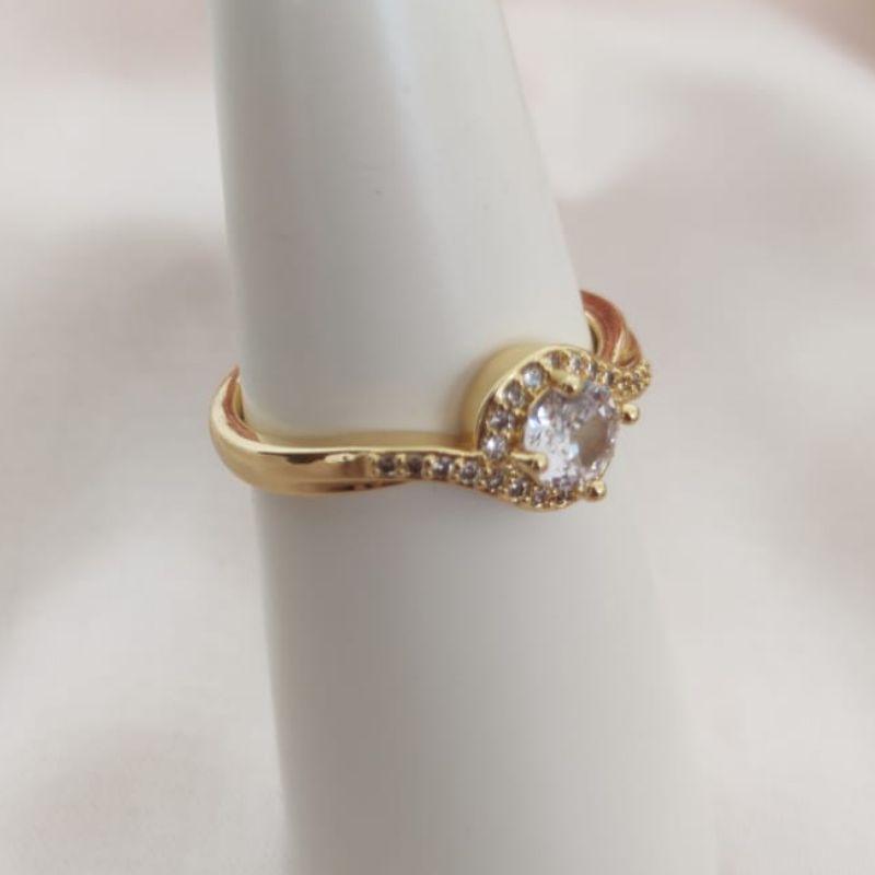 ANEL COM PEDRA DE ZIRCONIA E CRAVEJADO EM MICRO ZIRCONIA AO REDOR