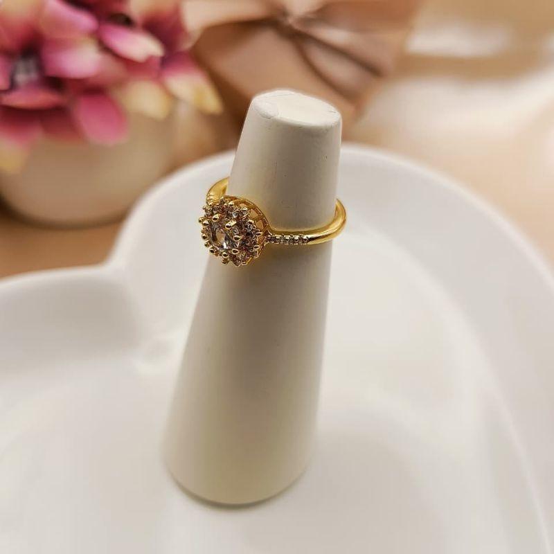 ANEL COM PEDRA DE ZIRCONIA REDONDA E CRAVEJADO EM MICRO ZIRCONIA