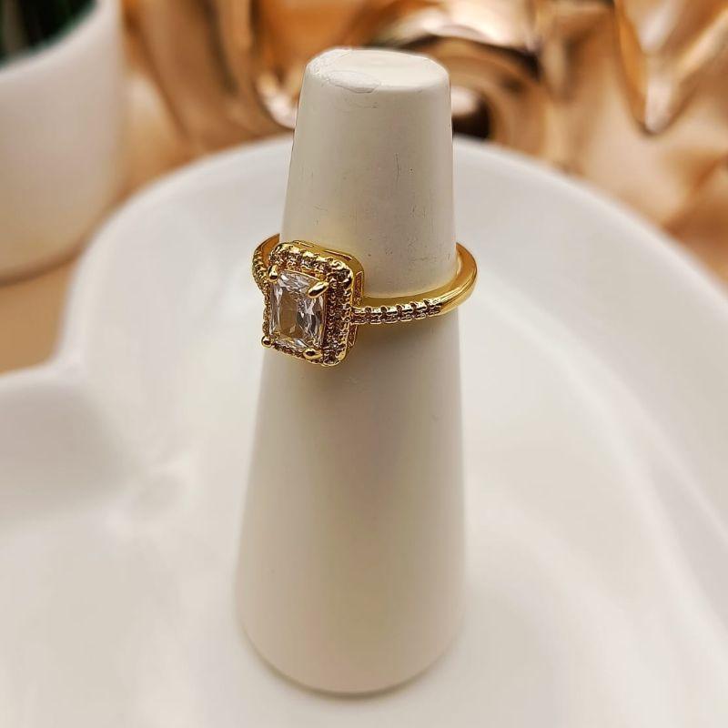 ANEL COM PEDRA DE ZIRCONIA RETANGULAR CRAVEJADO EM MICRO ZIRCONIA