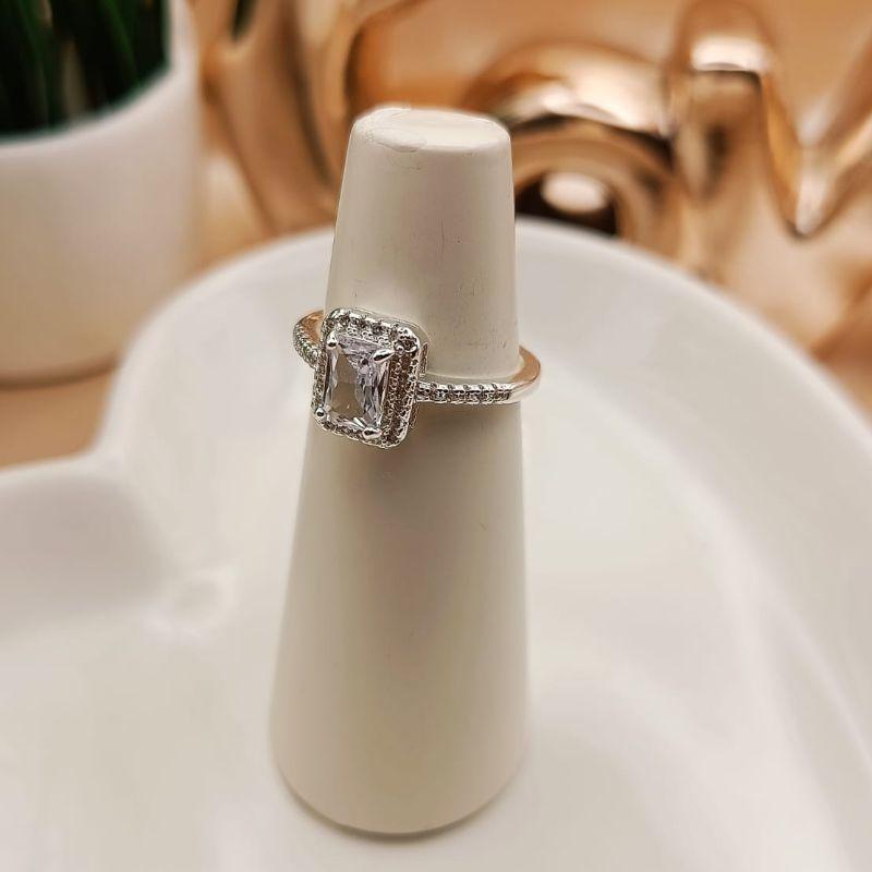 ANEL COM PEDRA DE ZIRCONIA RETANGULAR CRAVEJADO EM MICRO ZIRCONIA