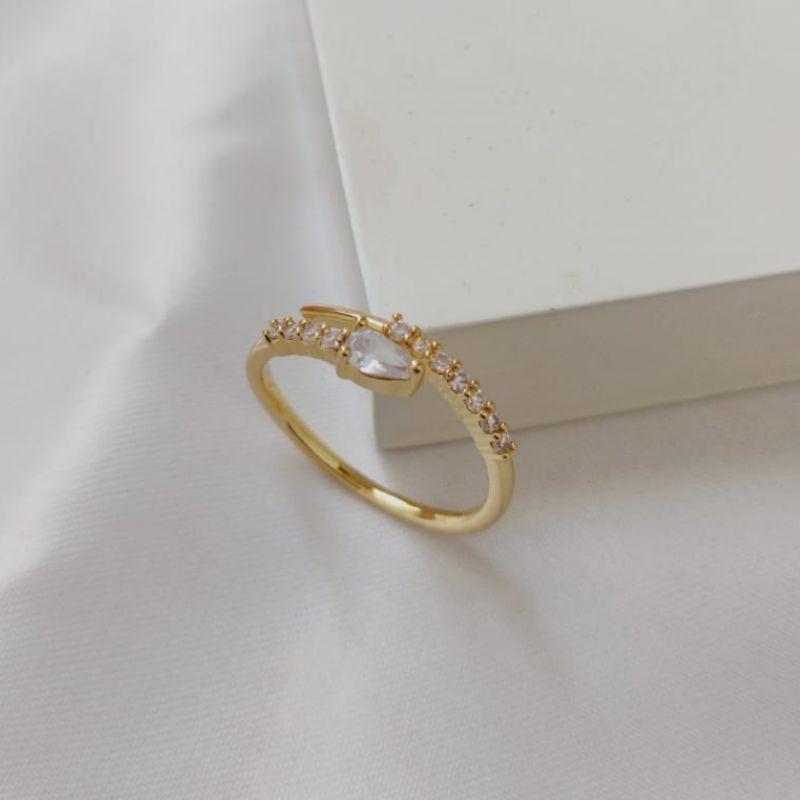 ANEL COM PEDRA EM FORMA DE GOTA CRAVEJADO EM MICRO ZIRCONIA