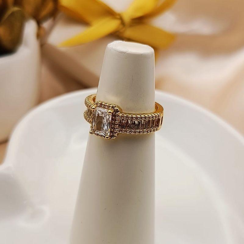 ANEL COM PEDRA QUADRADA E CRAVEJADO EM ZIRCONIA RETANGULARES