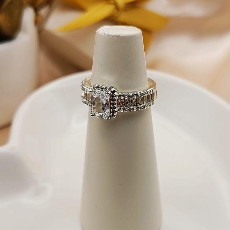 ANEL COM PEDRA QUADRADA E CRAVEJADO EM ZIRCONIA RETANGULARES