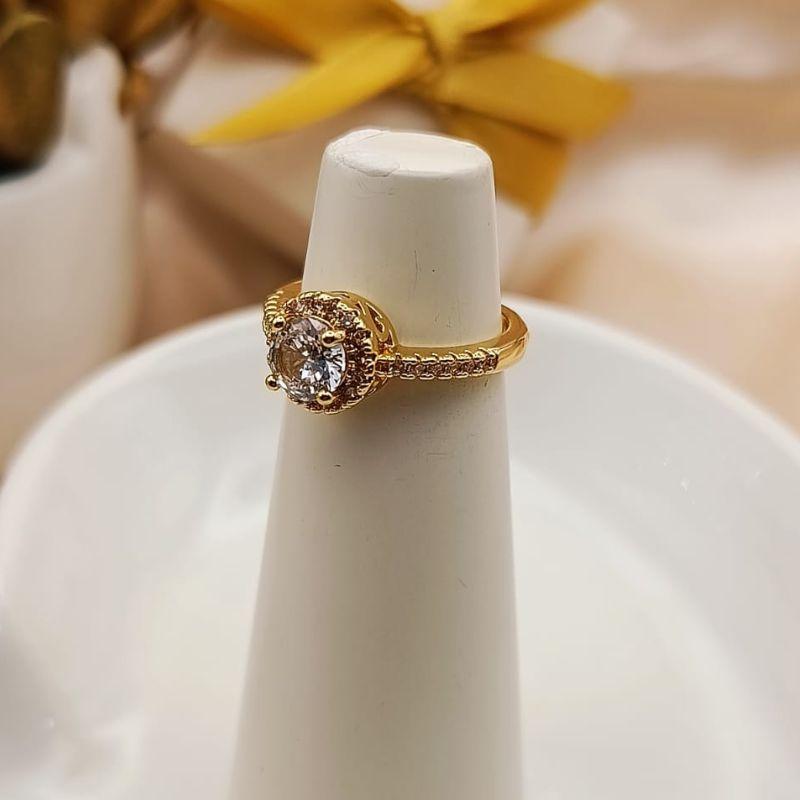 ANEL COM PEDRA REDONDA DE ZIRCONIA E CRAVEJADO EM MICRO ZIRCONIA AO REDOR