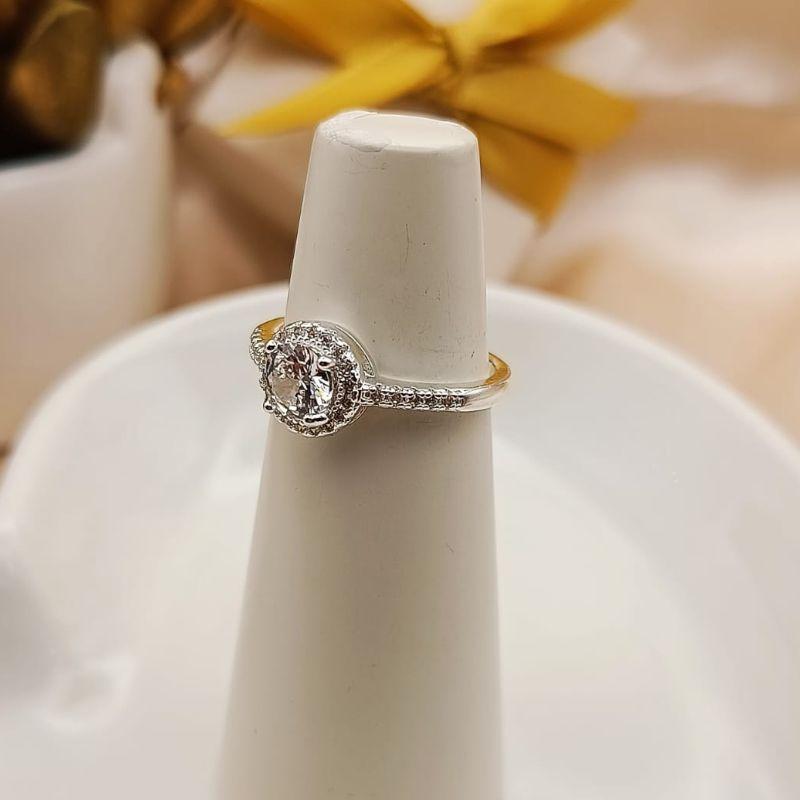 ANEL COM PEDRA REDONDA DE ZIRCONIA E CRAVEJADO EM MICRO ZIRCONIA AO REDOR