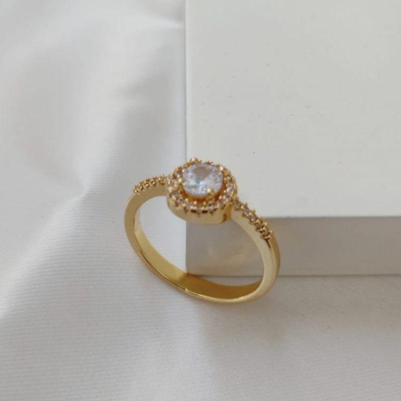 ANEL COM PEDRA REDONDA E CRAVEJADO EM MICRO ZIRCONIA AO REDOR