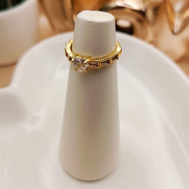 ANEL COM PEDRAS DE ZIRCONIA TRIANGULAR E PEDRA EM FORMA DE CORAÇÃO