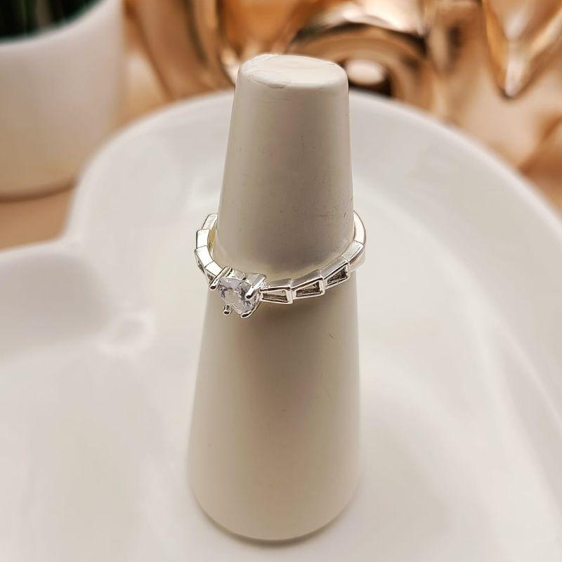 ANEL COM PEDRAS DE ZIRCONIA TRIANGULAR E PEDRA EM FORMA DE CORAÇÃO