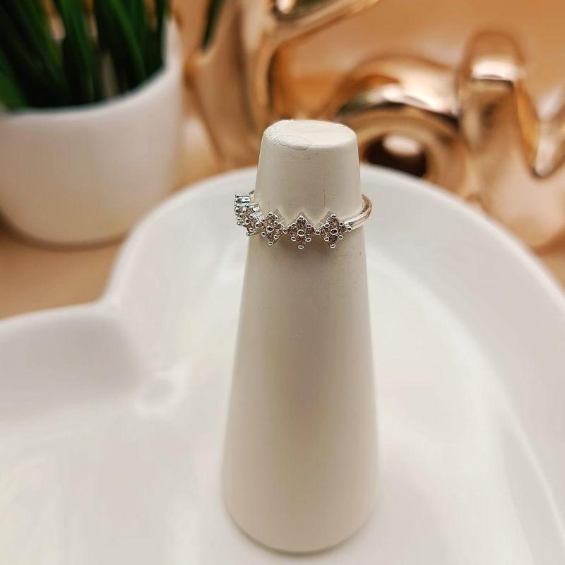 ANEL COM QUADRADOS CRAVEJADO EM MICRO ZIRCONIA