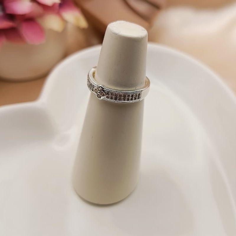 ANEL CRAVEJADO COM 2 FILAS EM MICRO ZIRCONIA E TREVO NO MEIO CRAVEJADO