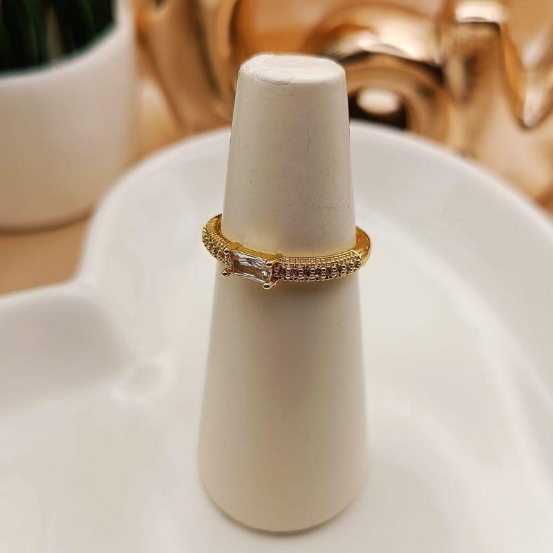 ANEL CRAVEJADO EM MICRO ZIRCONIA COM PEDRA DE ZIRCONIA RETANGULAR NA HORIZONTAL