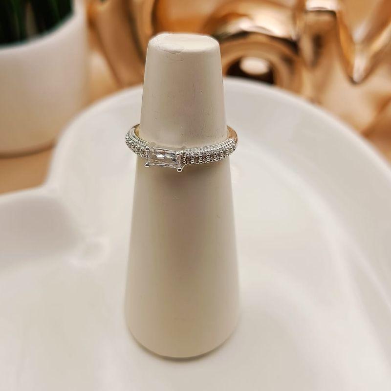 ANEL CRAVEJADO EM MICRO ZIRCONIA COM PEDRA DE ZIRCONIA RETANGULAR NA HORIZONTAL