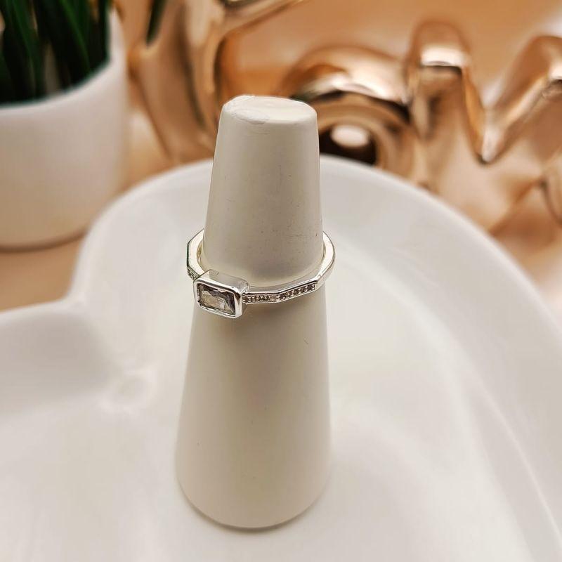 ANEL CRAVEJADO EM MICRO ZIRCONIA COM PEDRA DE ZIRCONIA RETANGULAR NA HORIZONTAL CAIXA FECHADA