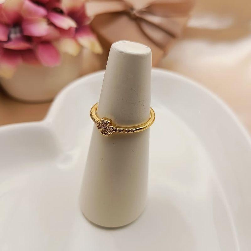 ANEL CRAVEJADO EM MICRO ZIRCONIA COM PEQUENO TREVO CRAVEJADO EM MICRO ZIRCONIA