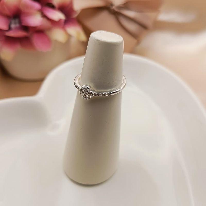 ANEL CRAVEJADO EM MICRO ZIRCONIA COM PEQUENO TREVO CRAVEJADO EM MICRO ZIRCONIA