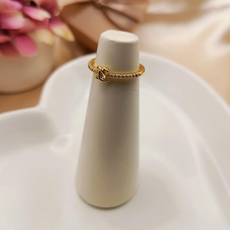 ANEL CRAVEJADO EM MICRO ZIRCONIA COM SIMBOLO DA CHANNEL LISO NO MEIO